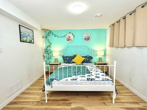 Een bureau, een strijkplank/strijkijzer, reisbedje, wifi