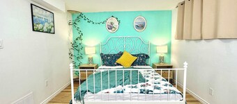 Spacious 1 BD + 1 Den near Marina and Canal