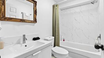 Regadera, secadora de cabello, toallas