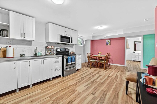 Fridge, microwave, oven, stovetop