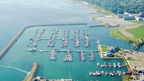 Vue aérienne d’une marina avec de nombreux quais et des bateaux.