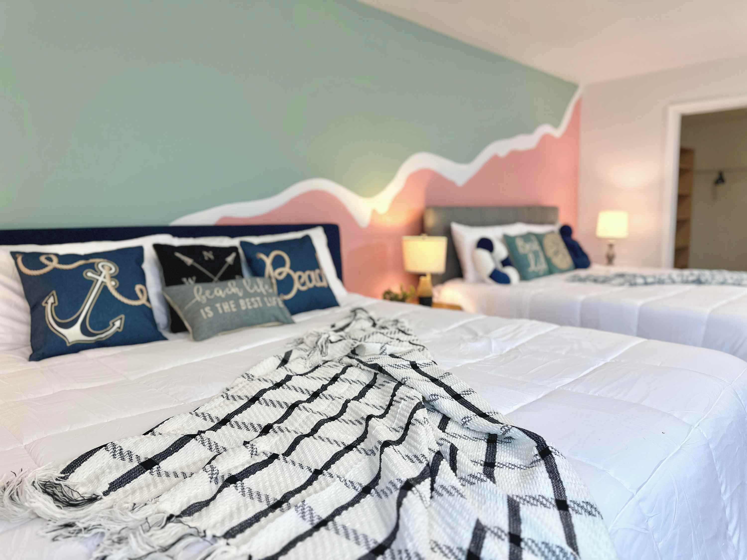 Una scrivania, culla da viaggio, Wi-Fi, lenzuola