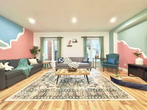 Televisión, futbolito, oficina