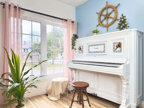 Interior - Luxury Family Home 2 King Beds Piano Sleeps 12 (Port Colborne)