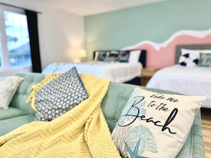 Bureau, lit parapluie, Wi-Fi, draps fournis