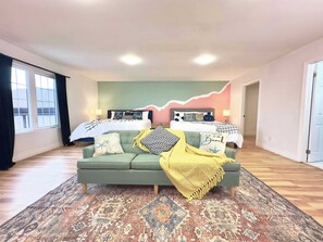 Escritorio, cuna de viaje, wifi y ropa de cama 