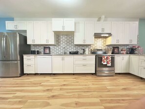 Fridge, microwave, oven, stovetop - Luxury Family Home 2 King Beds Piano Sleeps 12 (Port Colborne)