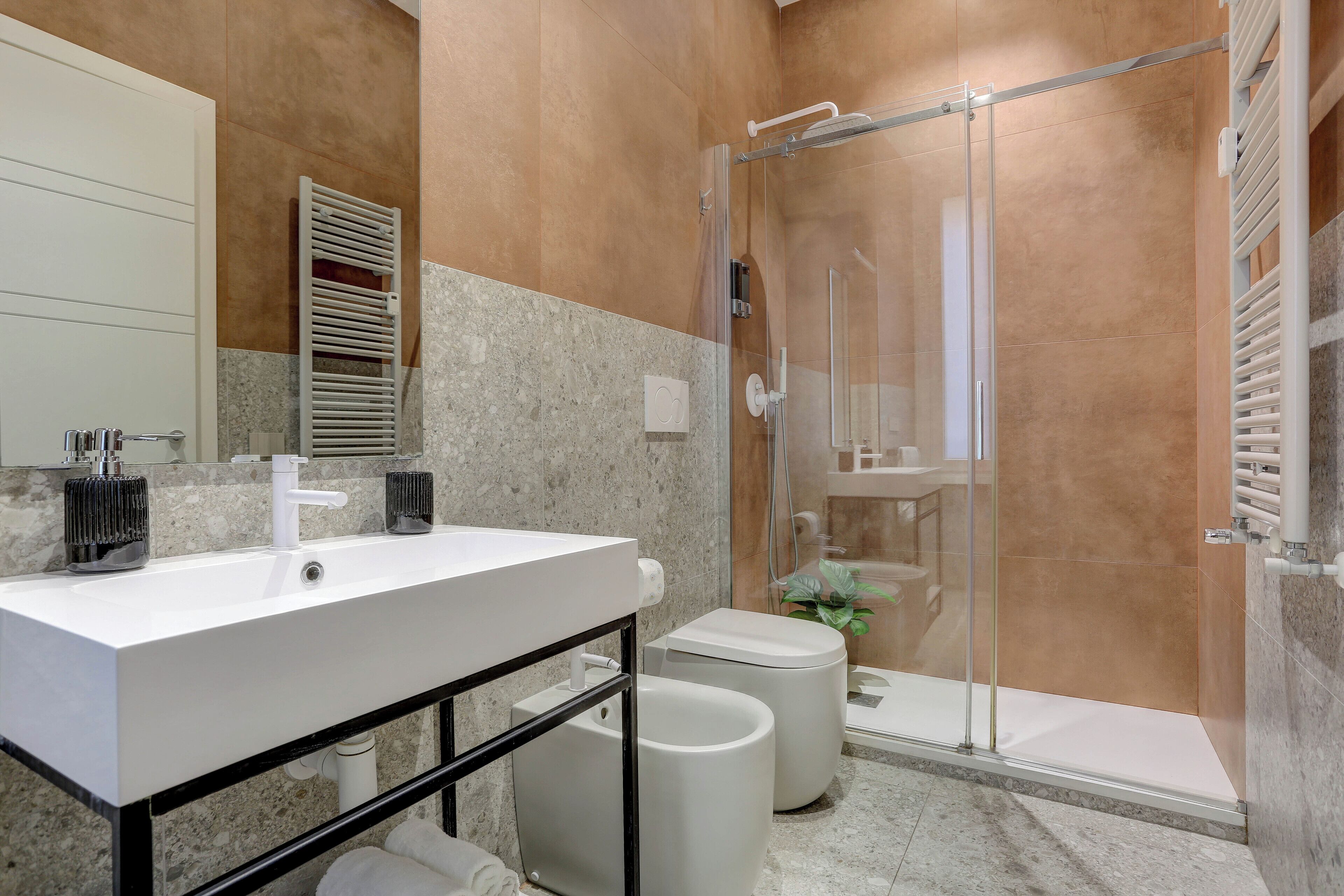 Chambre Deluxe double, vue sur la ville | Salle de bain | Douche, séchoir à cheveux, serviettes fournies, savon