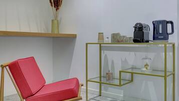 Habitación cuádruple Deluxe, vista a la ciudad | Interior