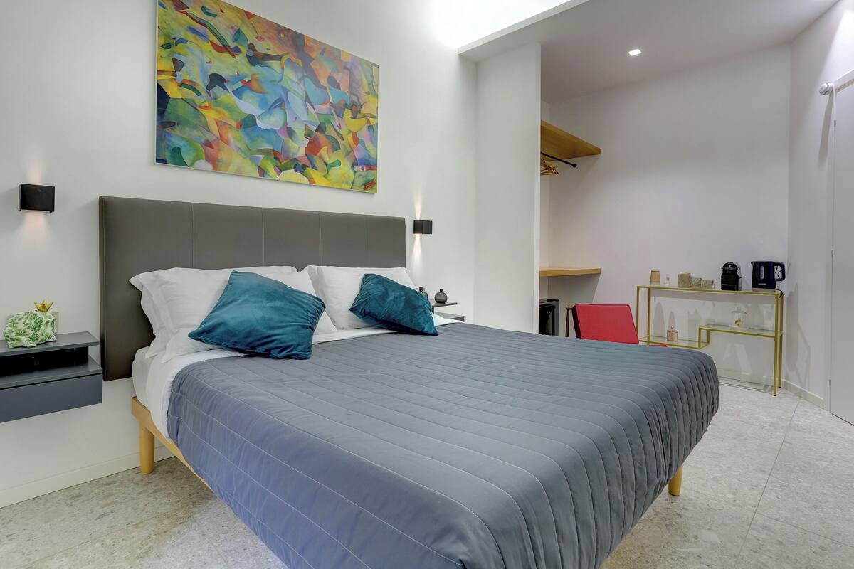 Deluxe Quadruple Room, City View | Soundproofing, WiFi (free)