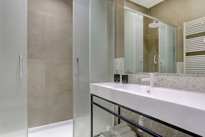 ห้องดีลักซ์สำหรับสี่ท่าน, วิวเมือง | ห้องน้ำ | ฝักบัว, ไดร์เป่าผม, ผ้าเช็ดตัว, สบู่
