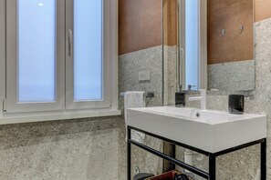 Deluxe Double Room, City View | Bathroom | Shower, hair dryer, towels, soap - Rione Prati Boutique Suites (Roma)