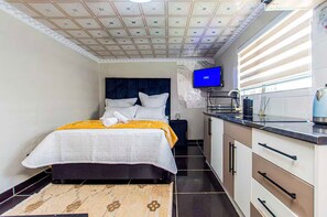 Iron/ironing board, WiFi, bed sheets