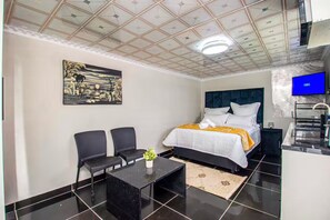 Iron/ironing board, WiFi, bed sheets