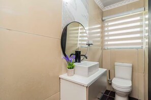 Shower, hair dryer, towels, soap - Win Haven • Classic Elegance Studio (Randfontein)