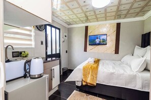 Iron/ironing board, Internet, bed sheets