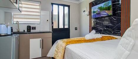 Een strijkplank/strijkijzer, internet, beddengoed