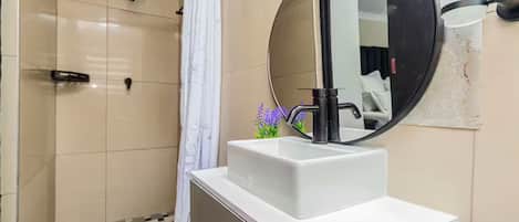 Douche, sĂšche-cheveux, serviettes fournies, savon