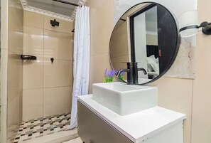 Suihku, hiustenkuivaaja, pyyhkeet, saippua