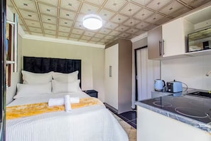 Iron/ironing board, Internet, bed sheets