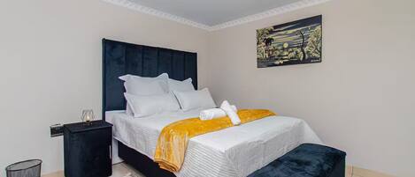 Een strijkplank/strijkijzer, internet, beddengoed