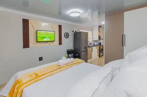 Iron/ironing board, Internet, bed sheets - Win Haven • Elite Haven Suite (Randfontein)