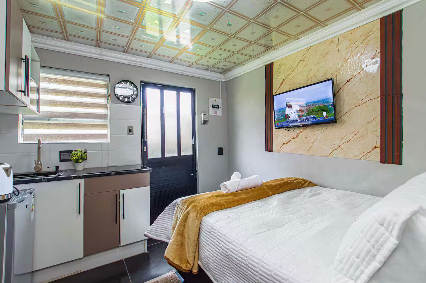 Iron/ironing board, internet, bed sheets