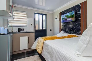 Een strijkplank/strijkijzer, internet, beddengoed