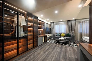 Minibar, coffres-forts dans les chambres, rideaux occultants