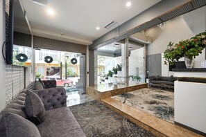 Reception - The Moon 1 Hotel (Ho Chi Minh)