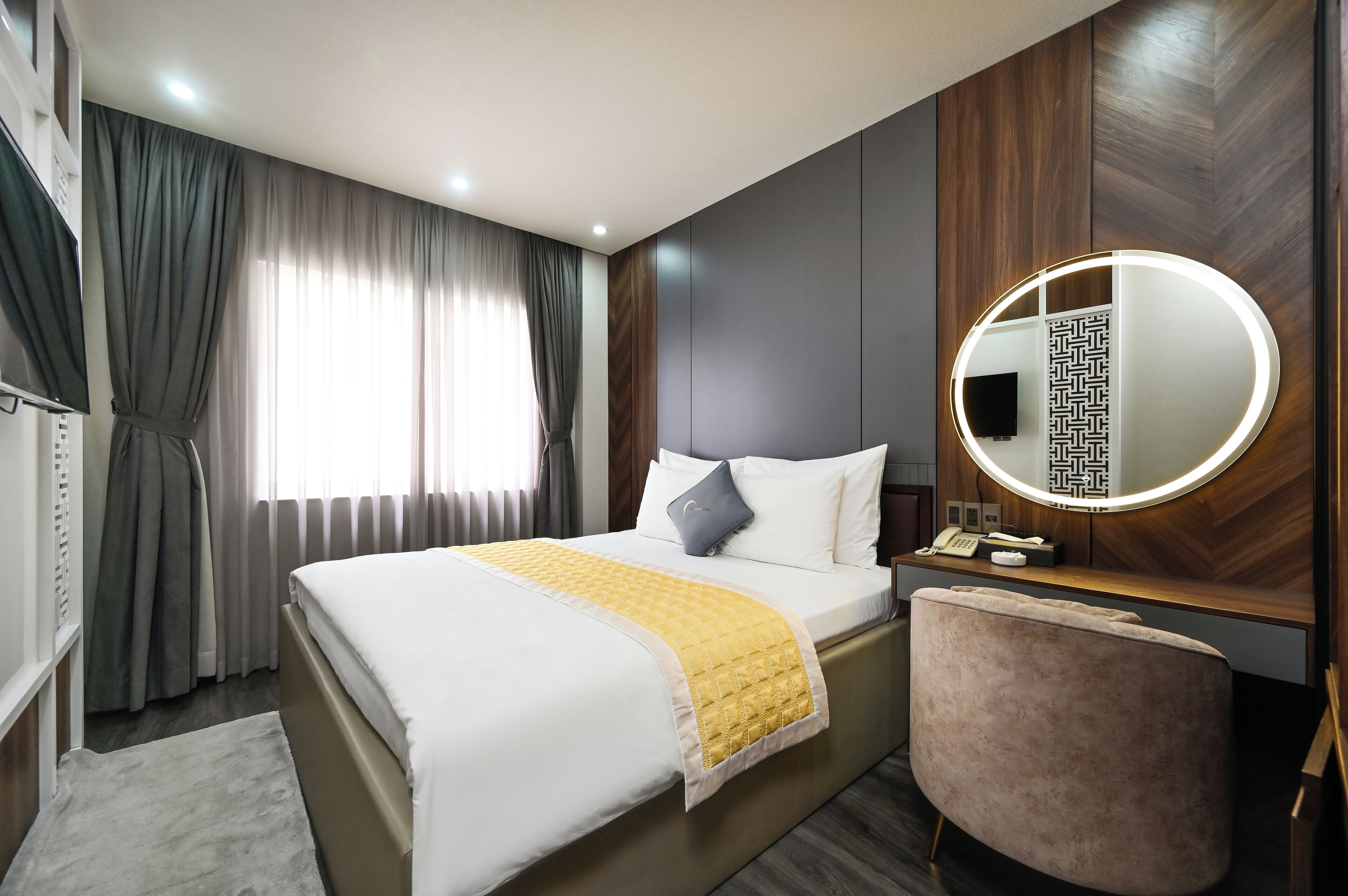 Minibar, coffres-forts dans les chambres, rideaux occultants