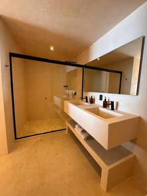 Shower, hair dryer, towels, shampoo - Sea Breeze Penthouse at Conchas Chinas (Puerto Vallarta)