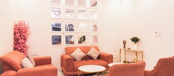 Cozy 4-bedroom cottage in enchanting Gurugram with AC,swimming pool,open bar,dj