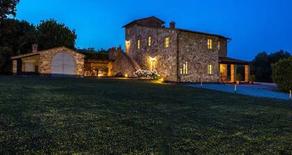 Podere Pisinano- Tuscan villa with swimming pool