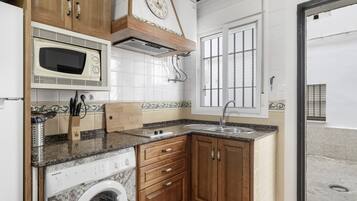 Frigorífico, microondas, placa de cocina y cafetera o tetera