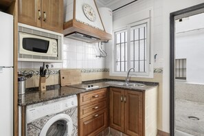 Frigorífico, microondas, placa de cocina y cafetera o tetera