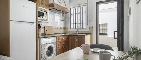 Kjøleskap, mikrobølgeovn, kokeplater og kaffetrakter/tekoker