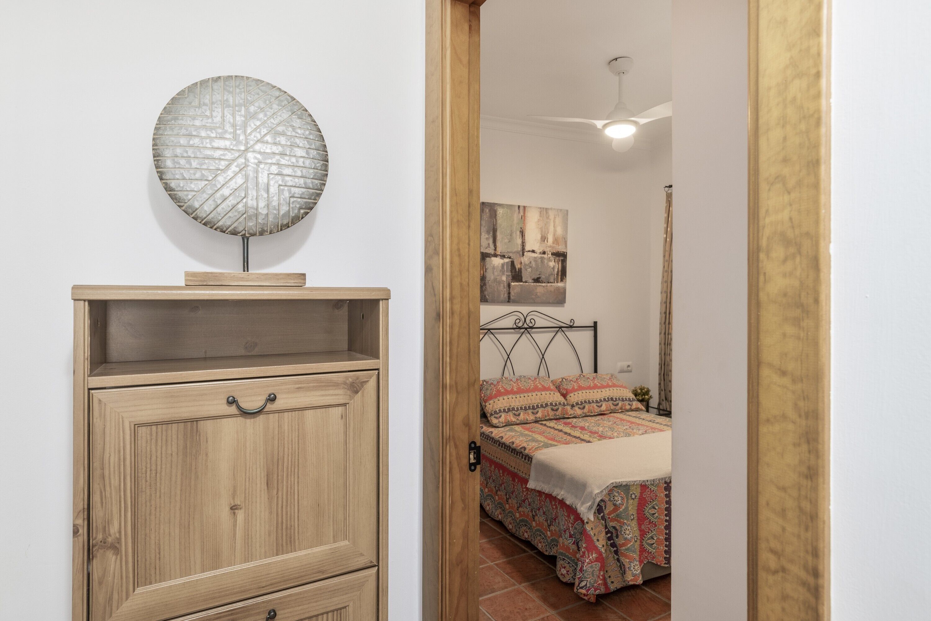 Tabla de planchar con plancha, wifi, ropa de cama