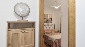 Tabla de planchar con plancha, wifi, ropa de cama