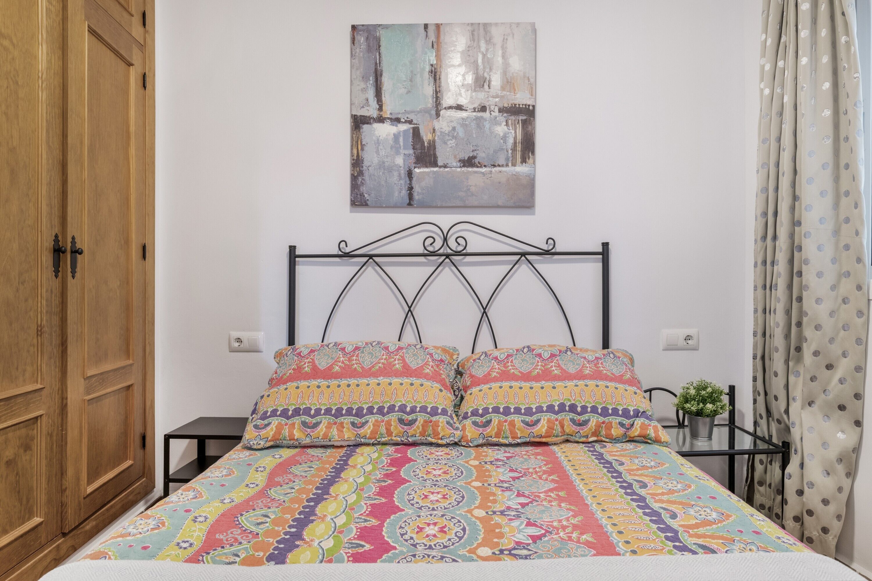 Iron/ironing board, WiFi, bed sheets