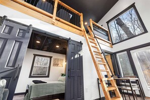 Free WiFi, bed sheets - New View Hot Tub Mini & Disc Golf Fire pit (Gatlinburg)