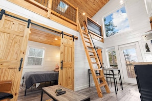 2 bedrooms, free WiFi, bed sheets - NEW View Putt-putt Disc Golf Fire pit Hot Tub (Gatlinburg)