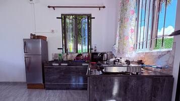 Een koelkast, een microgolfoven, een kookplaat