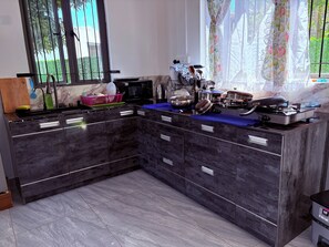 Kylskåp, mikrovågsugn, spishäll och kaffe- och tebryggare