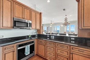 Private kitchen - Rooftop Deck, Paddle Boards, Gulf Front on 30A (Inlet Beach)