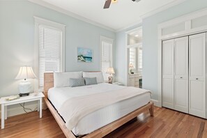 4 habitaciones, tabla de planchar con plancha y cuna de viaje 