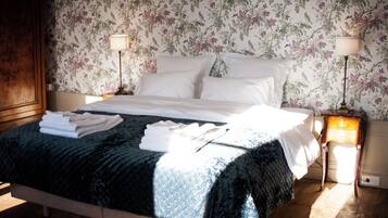 1 slaapkamer, een bureau, een strijkplank/strijkijzer, reisbedje