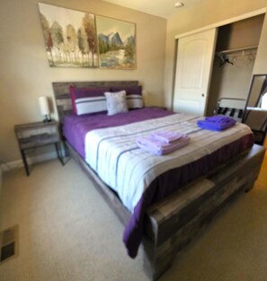 3 bedrooms, iron/ironing board, WiFi, bed sheets - Serene 3 Bdrm 3 Bthrm Home in Aurora, Sleeps 10 & Near Everything!!! (Aurora)