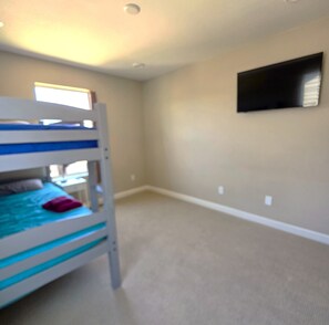 Iron/ironing board, WiFi, bed sheets - Serene 3 Bdrm 3 Bthrm Home in Aurora, Sleeps 10 & Near Everything!!! (Aurora)