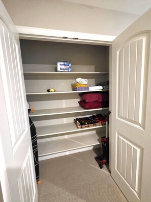 Interior - Serene 3 Bdrm 3 Bthrm Home in Aurora, Sleeps 10 & Near Everything!!! (Aurora)